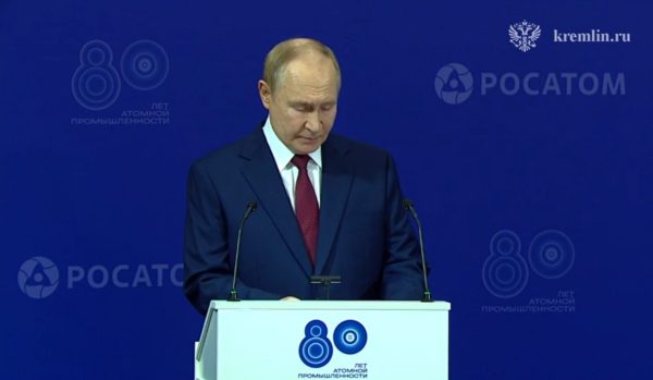 Владимир Путин наградил сотрудников ядерного центра в Сарове