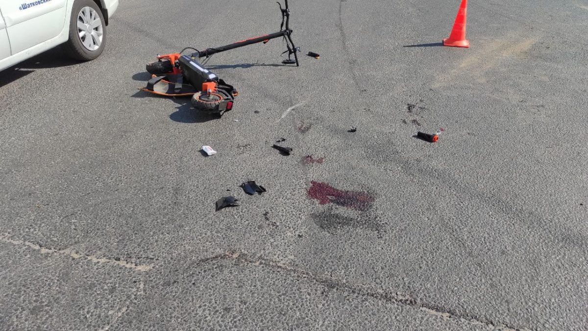 Водитель электросамоката скончался после столкновения с ассенизатором в Шатках