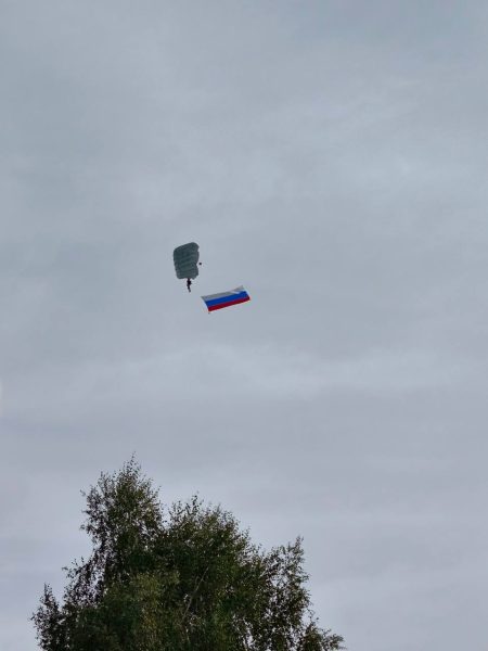 Нижегородские парашютисты и волонтеры развернули в небе государственный флаг России