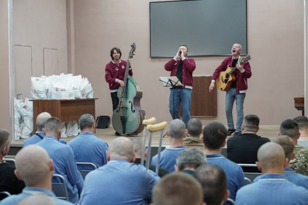 Концерты в честь Дня флага прошли в госпитале и воинских частях области