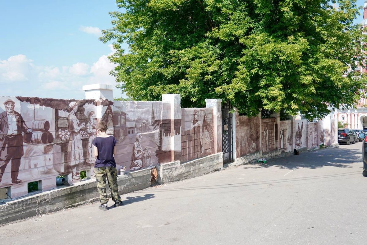 На улице Рождественской появилось новое историческое граффити