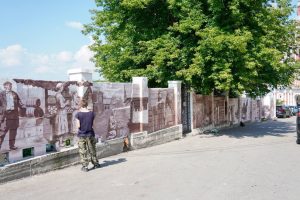 На улице Рождественской появилось новое историческое граффити