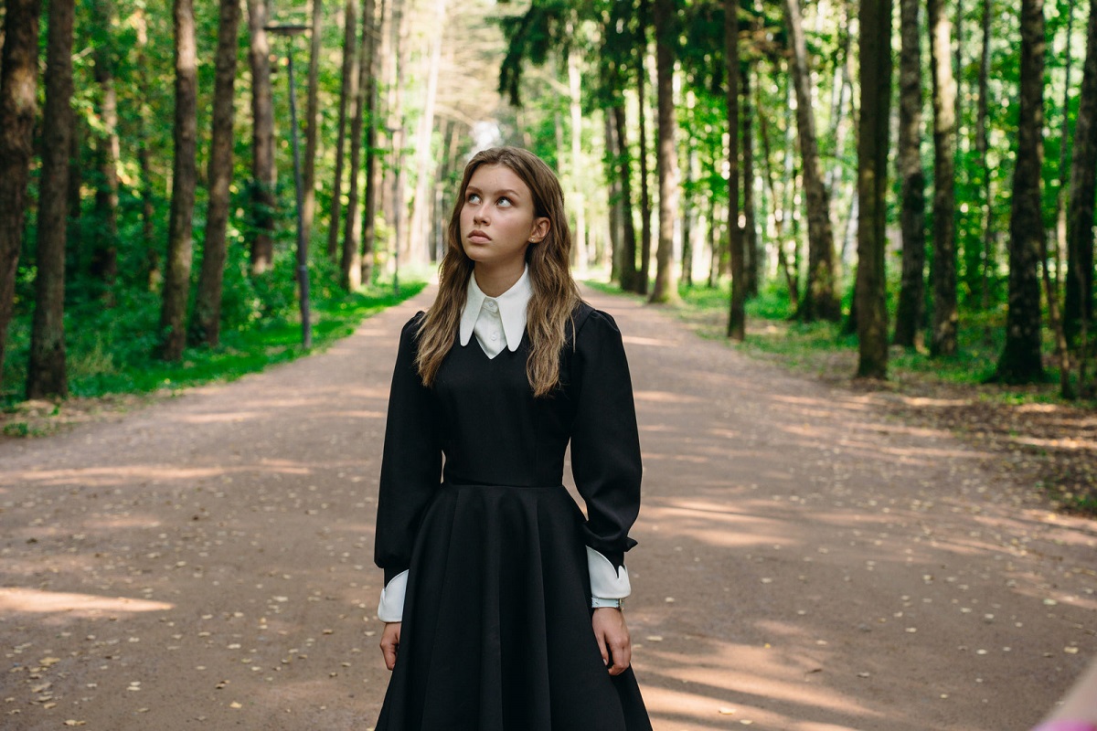 В Стране чудес Алиса найдет много своих знакомых, но окажется для всех чужой