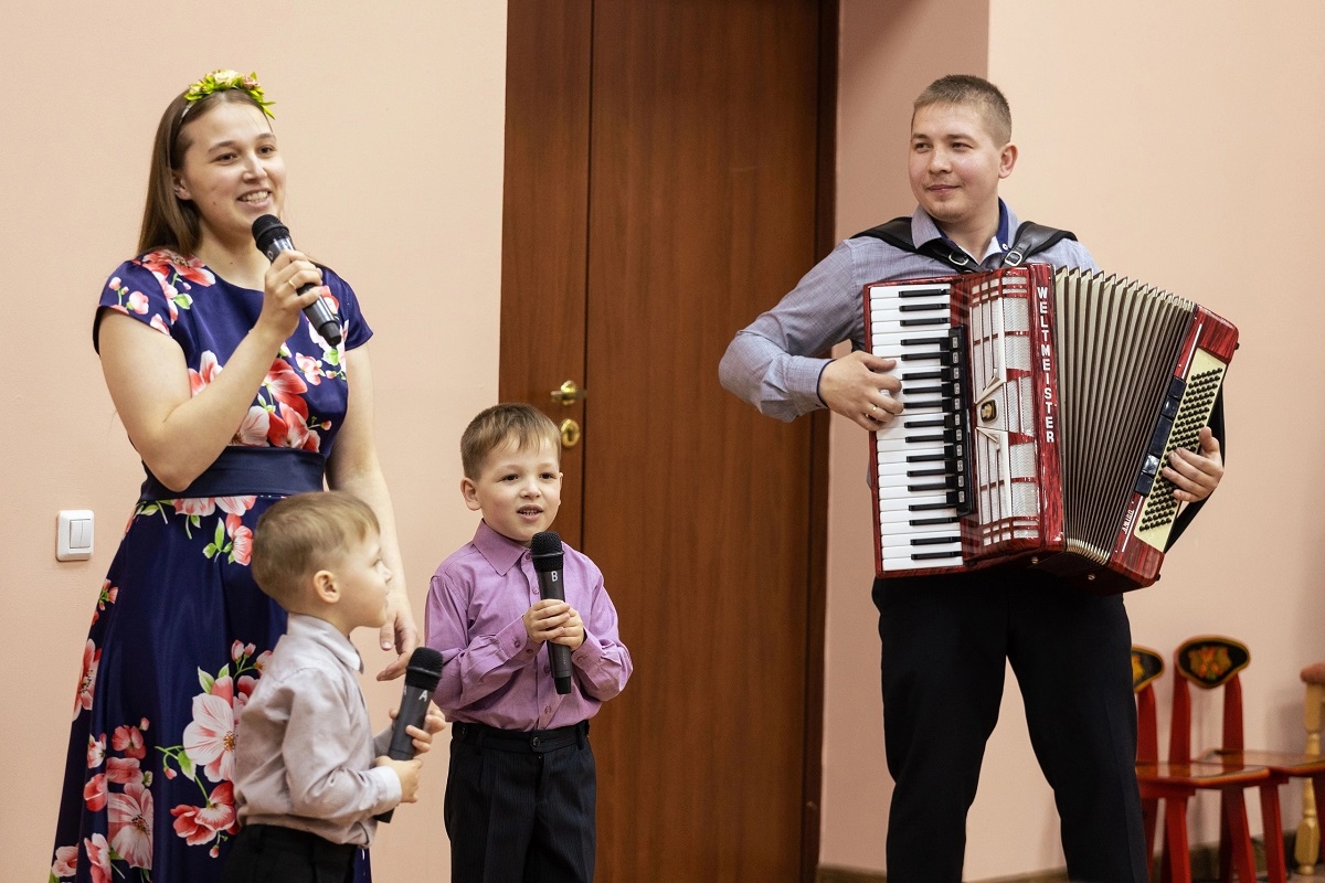 Старшие сыновья с детства выступают вместе с родителями