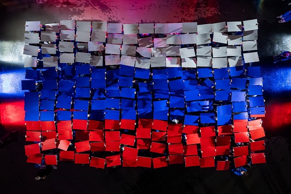 Нижегородцы провели патриотическую акцию «#РОССИЯ» ко Дню государственного флага