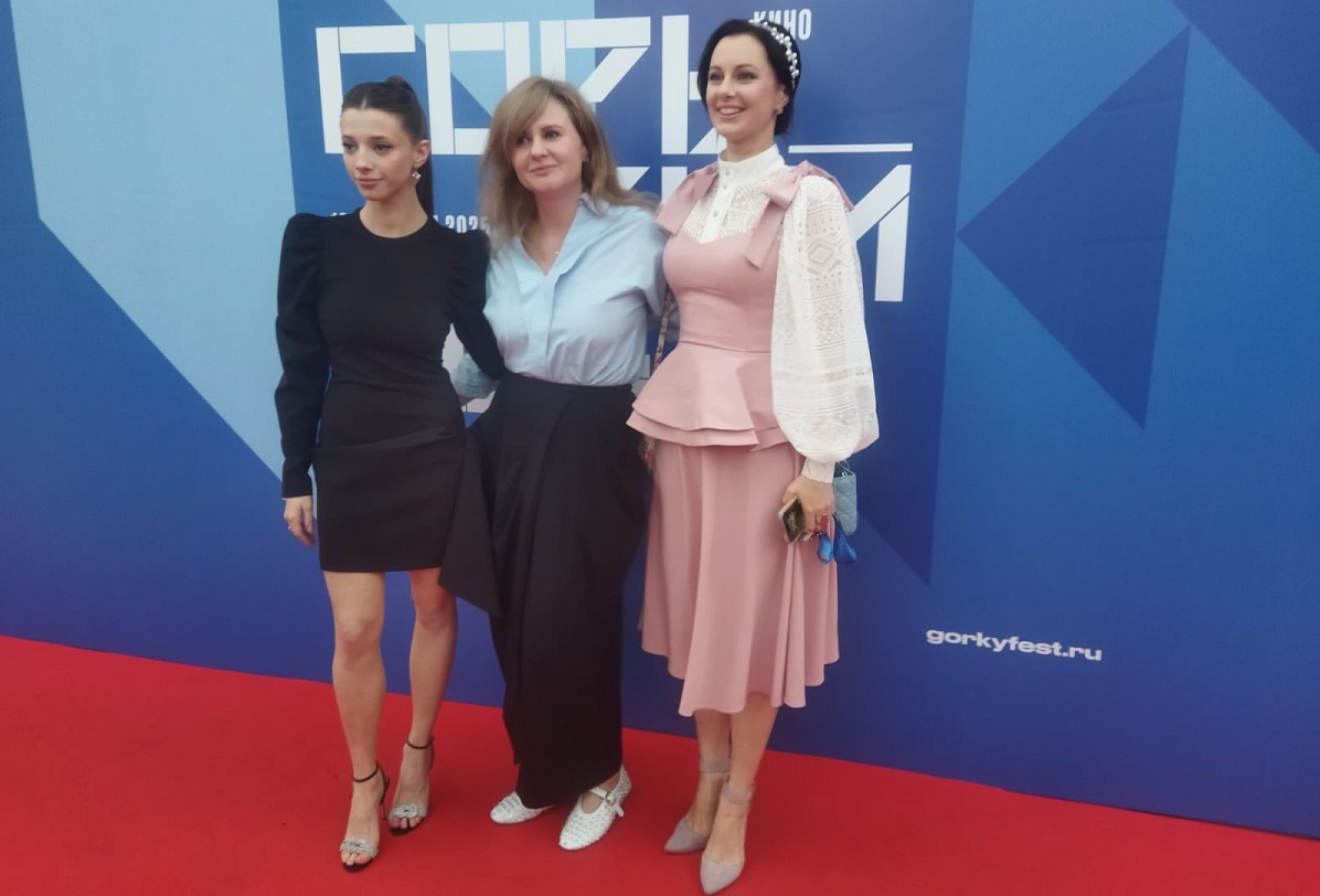Режиссёр Маруся Трубникова (в центре), актрисы Полина Гухман и Маруся Климова на премьере сериала в Нижнем Новгороде