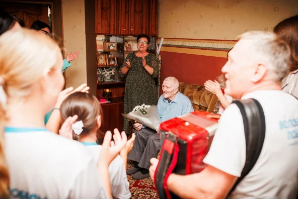 Волонтёры Победы поздравили с 95-летием ветерана ВОв Михаила Филатова