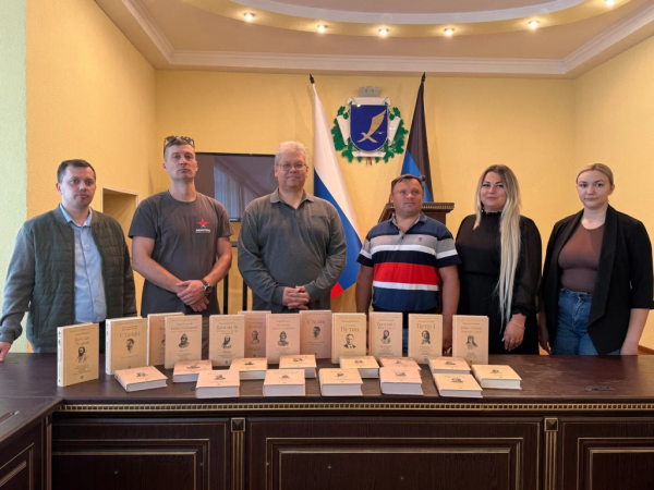 Нижегородское отделение РВИО передало 14 комплектов книг в школы Харцызска