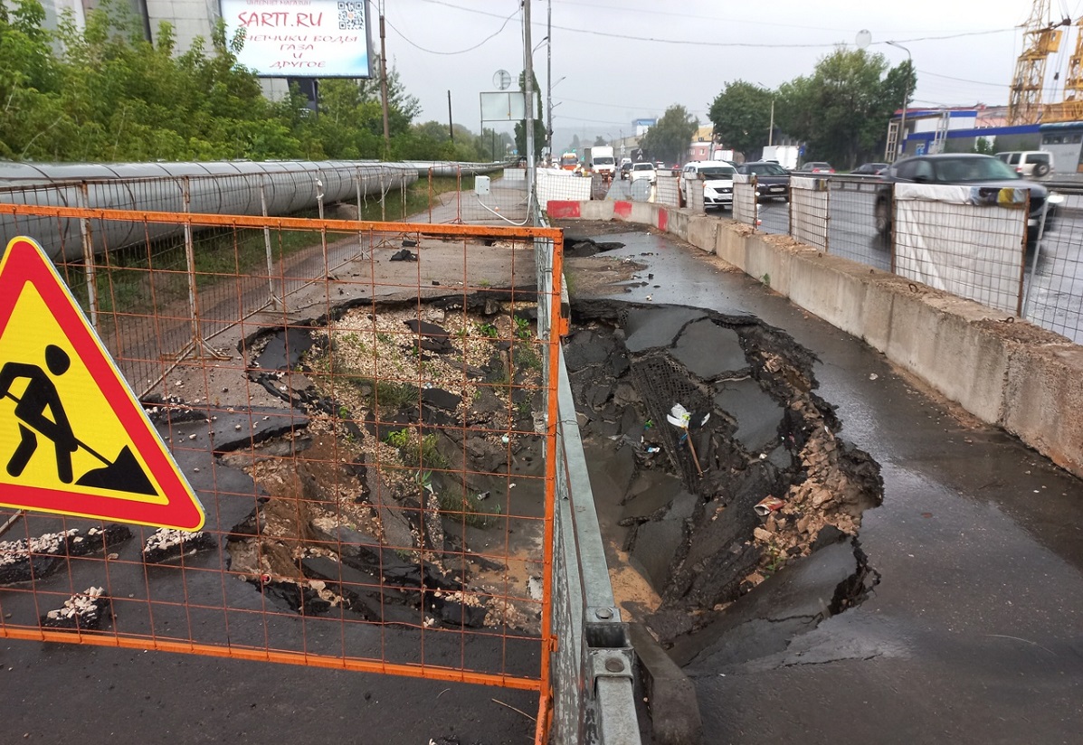 Три крупных провала образовались на улице Новикова-Прибоя в Нижнем Новгороде