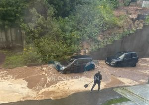 Двор в центре Нижнего Новгорода опять затопило грязевым потоком со стройки