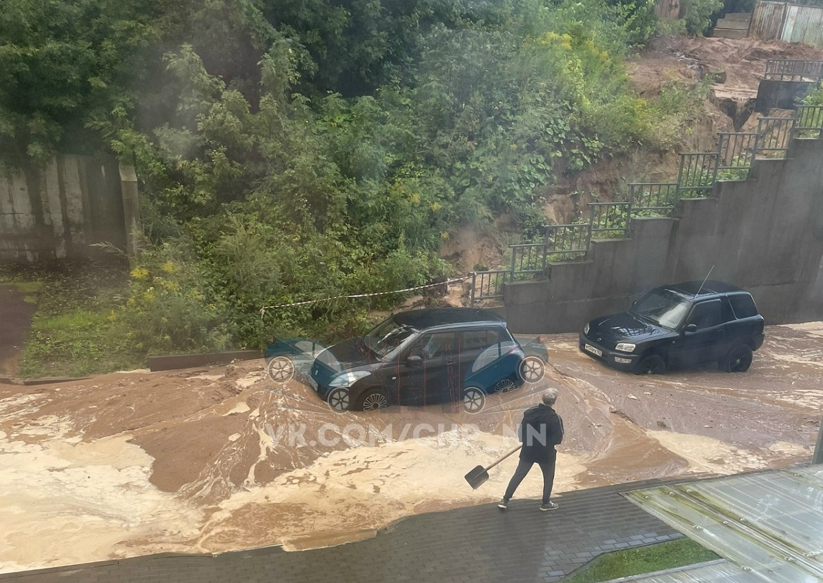 Двор в центре Нижнего Новгорода опять затопило грязевым потоком со стройки