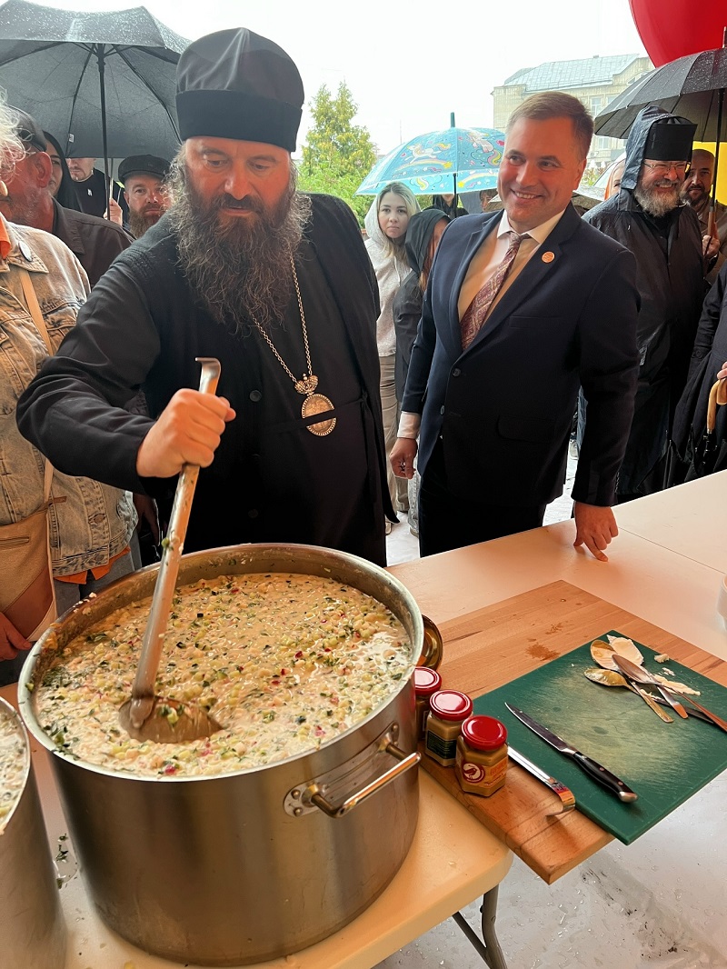 Глава МСУ Краснобаковского округа Антон Быков, епископ Городецкий и Ветлужский Парамон приняли активное участие в мастер-классе по приготовлению окрошки