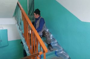 Разве это справедливо? Жильцам дома в Сокольском округе выставили многотысячные долги за ремонт подъезда