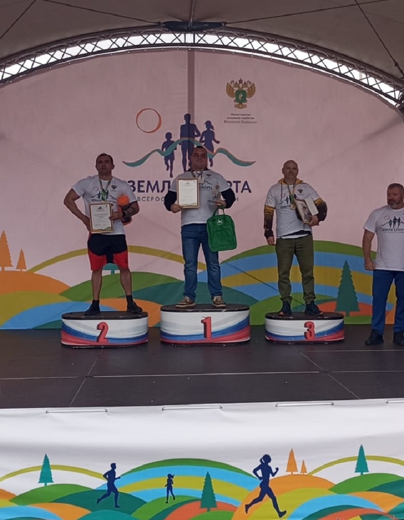 Год назад Алексей Захаров (в центре) впервые выступил в силовом экстриме и вошёл в топ-4