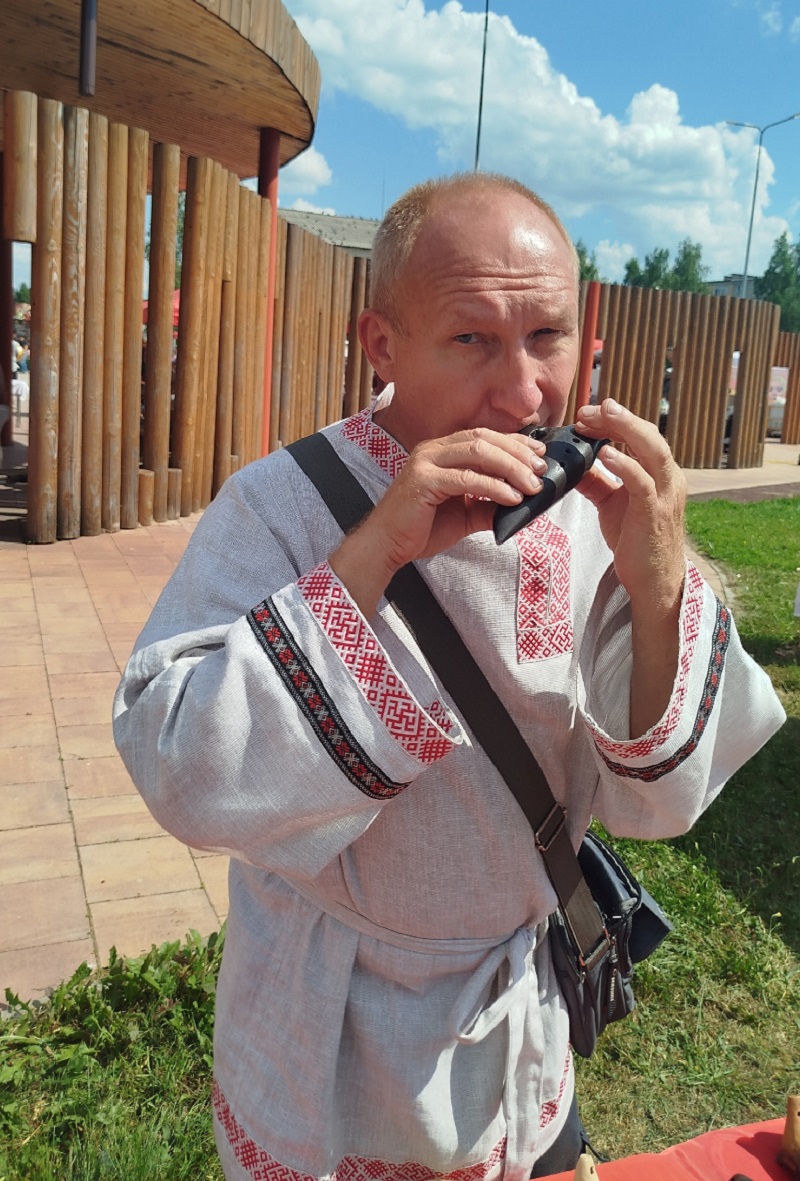 Иван Широков умеет искусно играть на окарине