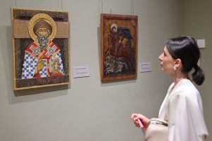 Метаморфозы в дереве: необычные иконы и картины представили в Художественном музее 