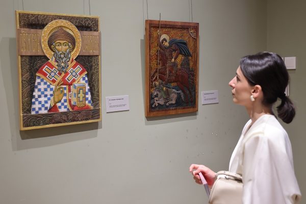 Метаморфозы в дереве: необычные иконы и картины представили в Художественном музее 