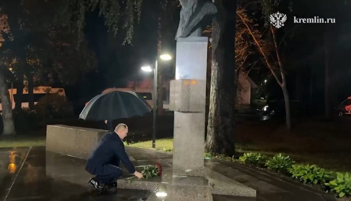 Владимир Путин возложил цветы к памятнику Юлию Харитону в Сарове
