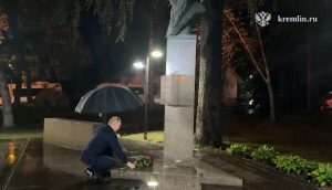 Владимир Путин возложил цветы к памятнику Юлию Харитону в Сарове