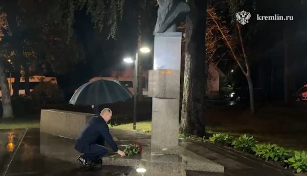 Владимир Путин возложил цветы к памятнику Юлию Харитону в Сарове