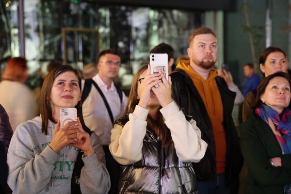 Социолог Прудник объяснил, чем вызвано желание фиксировать жизнь в соцсетях