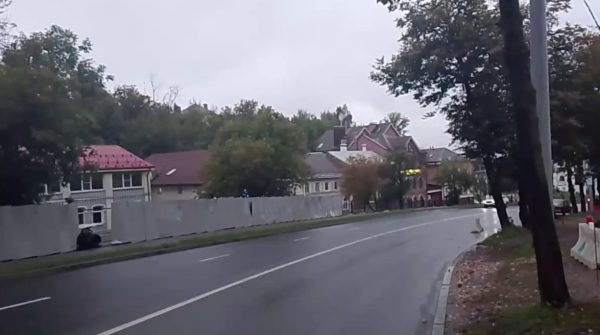 Легковушка снесла забор и вылетела в кювет на Зеленском съезде