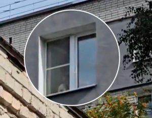 Нижегородские полицейские помогли ребёнку, кричащему из окна квартиры