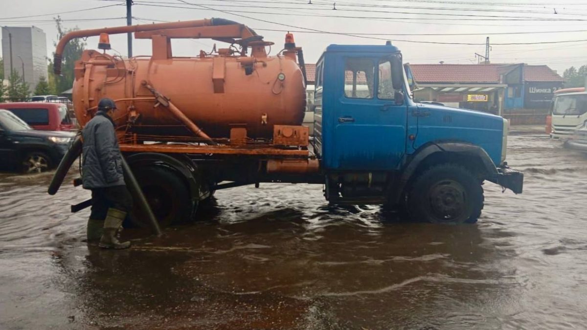 Коммунальные службы устраняют последствия ливня в Нижнем Новгороде