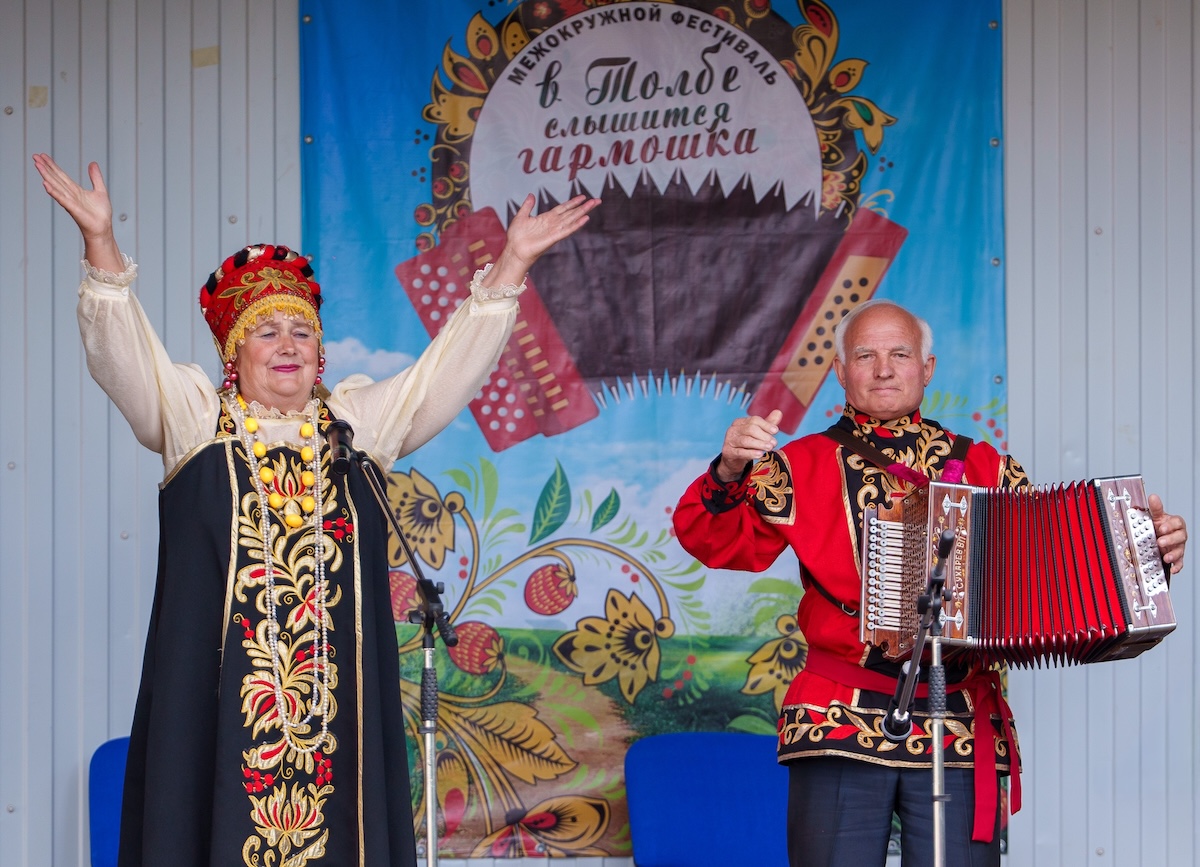 В Толбе слышится гармошка