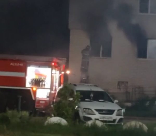 Огнеборцы спасли пять детей из горящего дома в Володарском округе