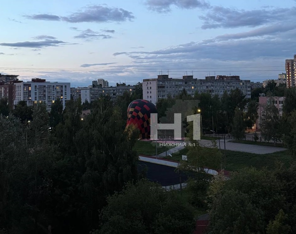 Аэростат экстренно приземлился во дворе жилого дома в Верхних Печерах