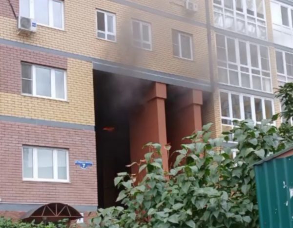 Утеплитель загорелся в арке многоэтажки на улице Бориса Панина