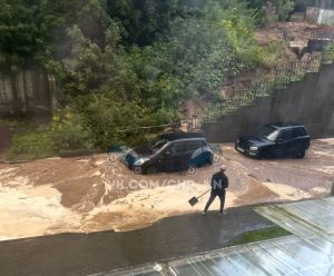 На Ошарской улице размыло грунт и засыпало дорогу после&nbsp;дождя