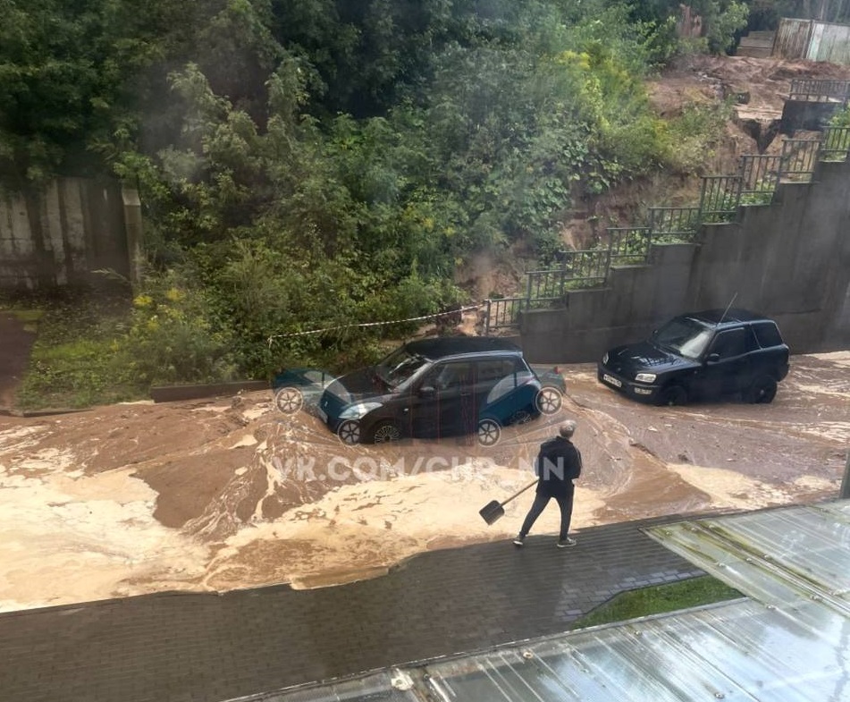 На Ошарской улице размыло грунт и засыпало дорогу после дождя