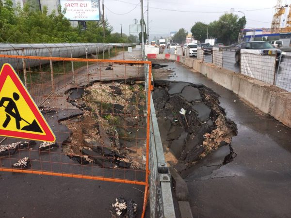Провалы образовались на тротуаре в Ленинском районе