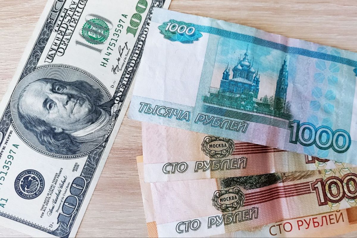 Финансист Балынин рассказал, куда выгоднее инвестировать, в доллары или на вклад