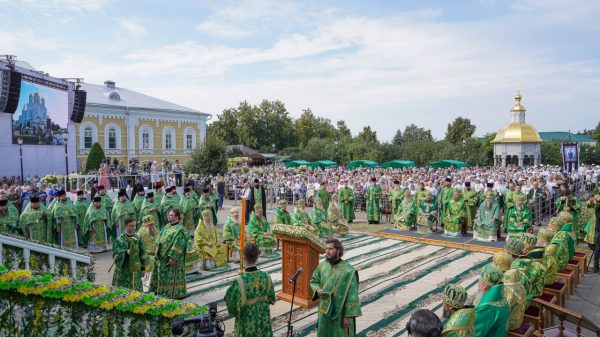 Праздничная литургия под открытым небом прошла в Серафимо-Дивеевском монастыре