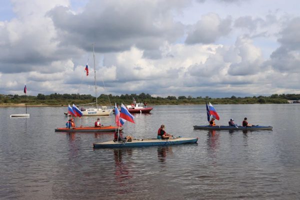 Праздничный парад судов в честь Дня государственного флага прошел на реке Волге