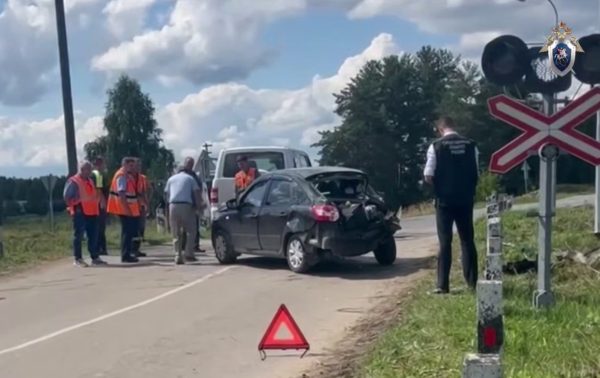 Электричка столкнулась с легковушкой на ж/д переезде в Нижегородской области