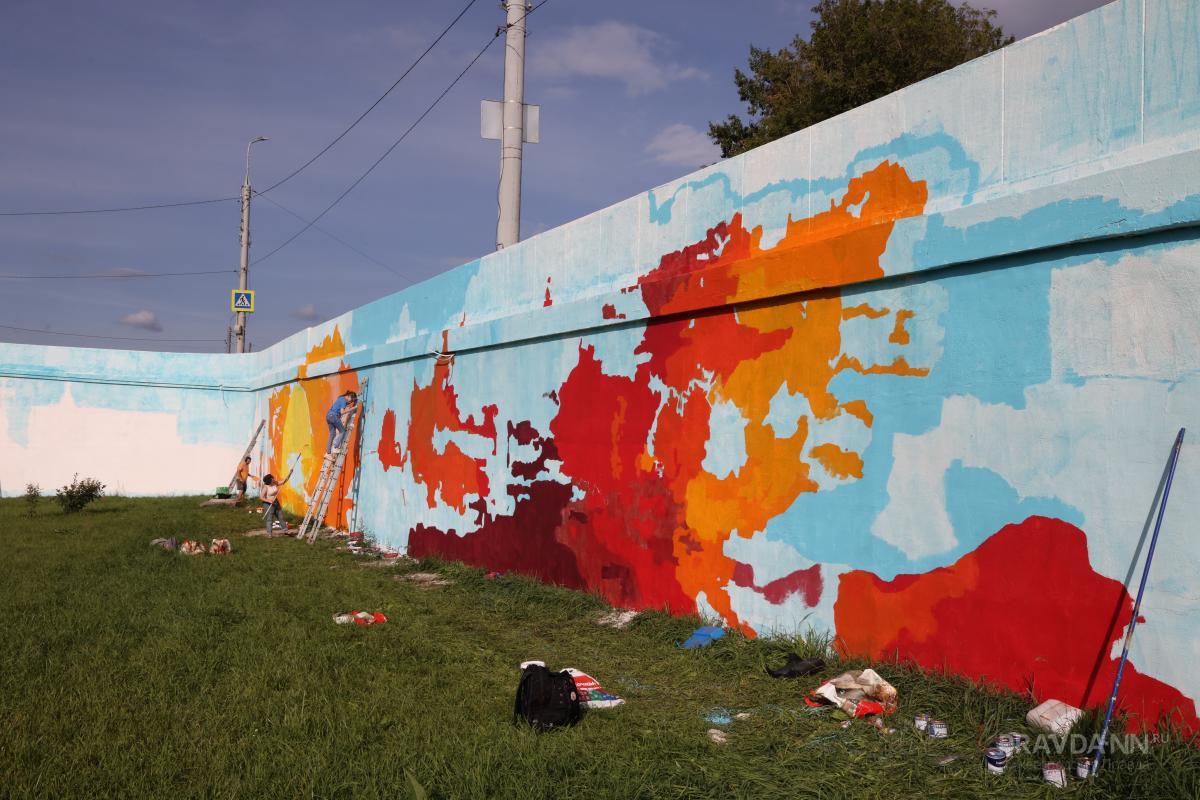 Новое граффити с нижегородскими закатами рисуют на Канавинском мосту