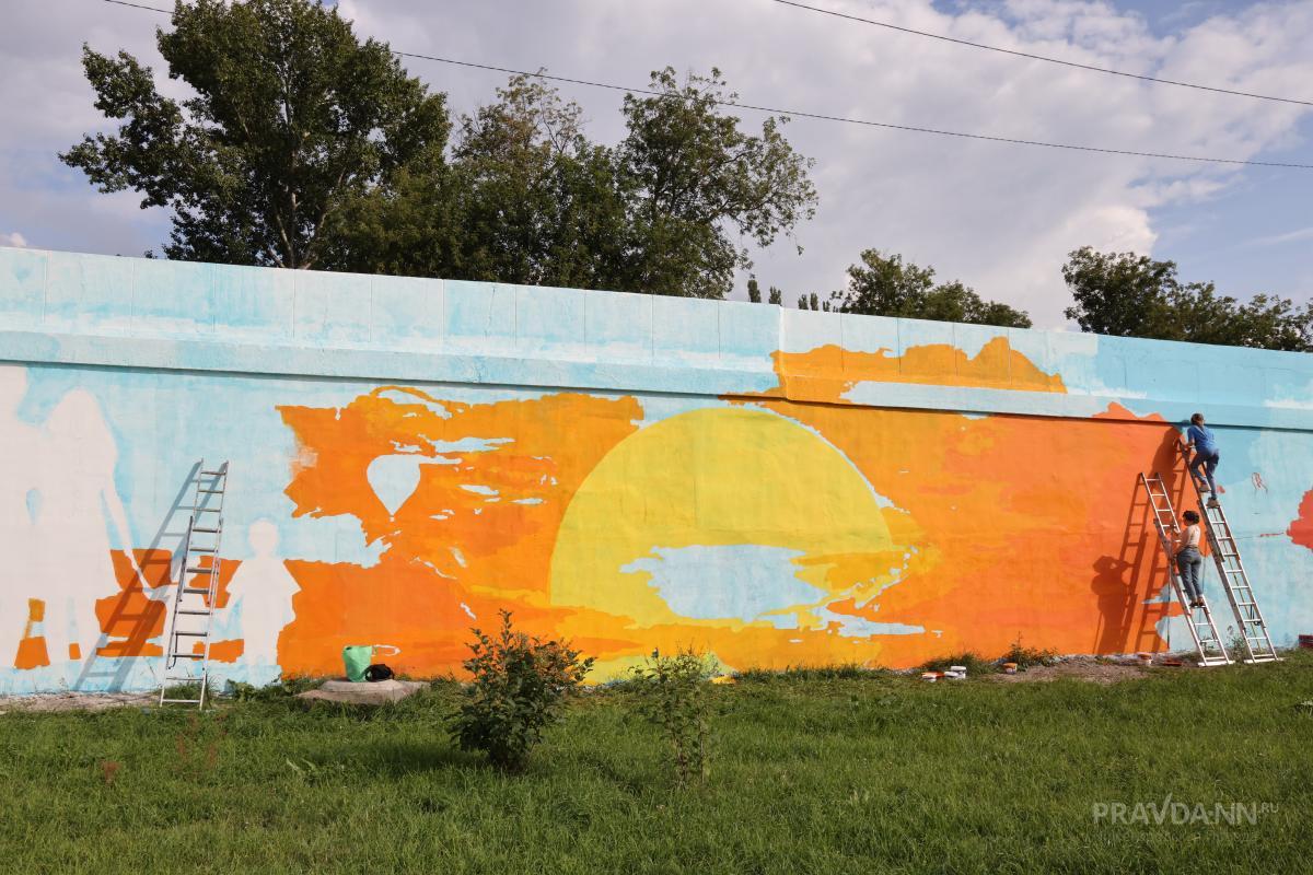 Опубликованы фото граффити заката, которое начали рисовать на Канавинском мосту