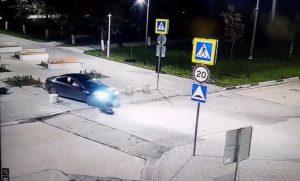 Автомобилист протаранил клумбы и ограждения на бульваре Победы в Дзержинске