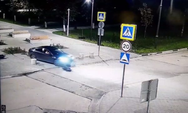 Автомобилист протаранил клумбы и ограждения на бульваре Победы в Дзержинске