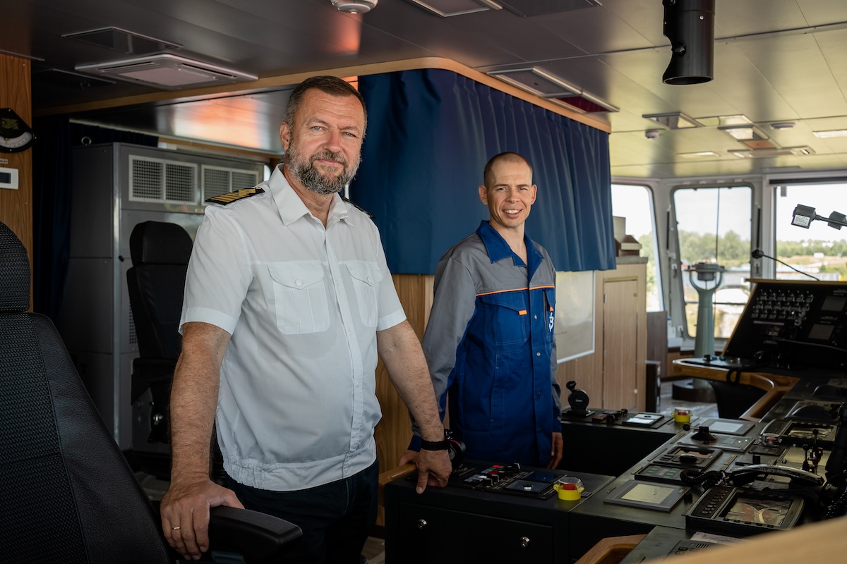 Капитан сухогруза Сергей Овчинников (слева) и старший помощник капитана Семен Трунов