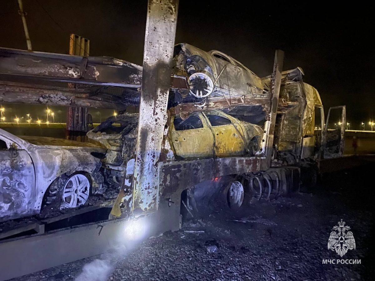 Автовоз с легковыми автомобилями вспыхнул ночью в Арзамасе