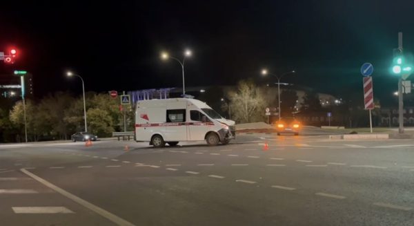 Водитель скорой помощи столкнулся с легковушкой на Стрелке в Нижнем Новгороде