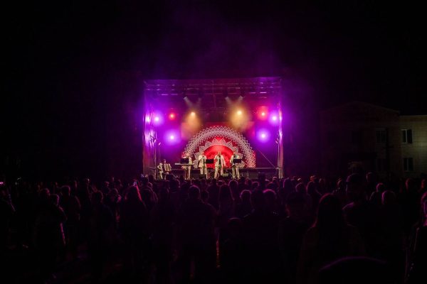 Мобильный сценический комплекс с хохломскими узорами появился в Семёнове