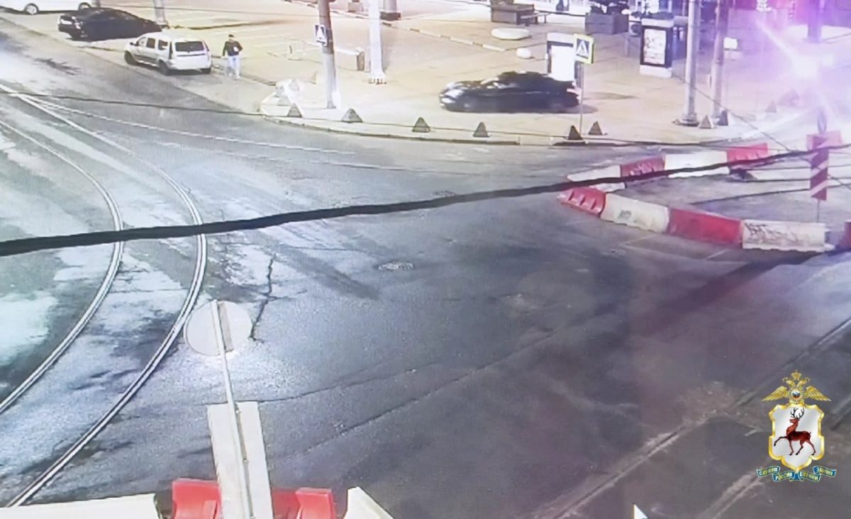 18-летний нетрезвый водитель въехал в клумбу в центре Нижнего Новгорода