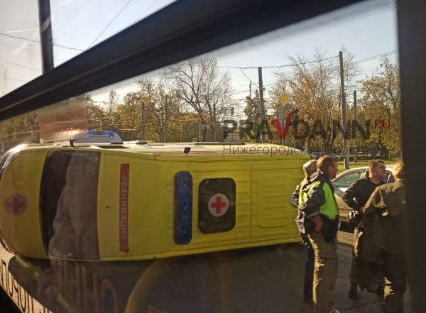 Карета скорой помощи перевернулась после столкновения с авто в Нижнем Новгороде