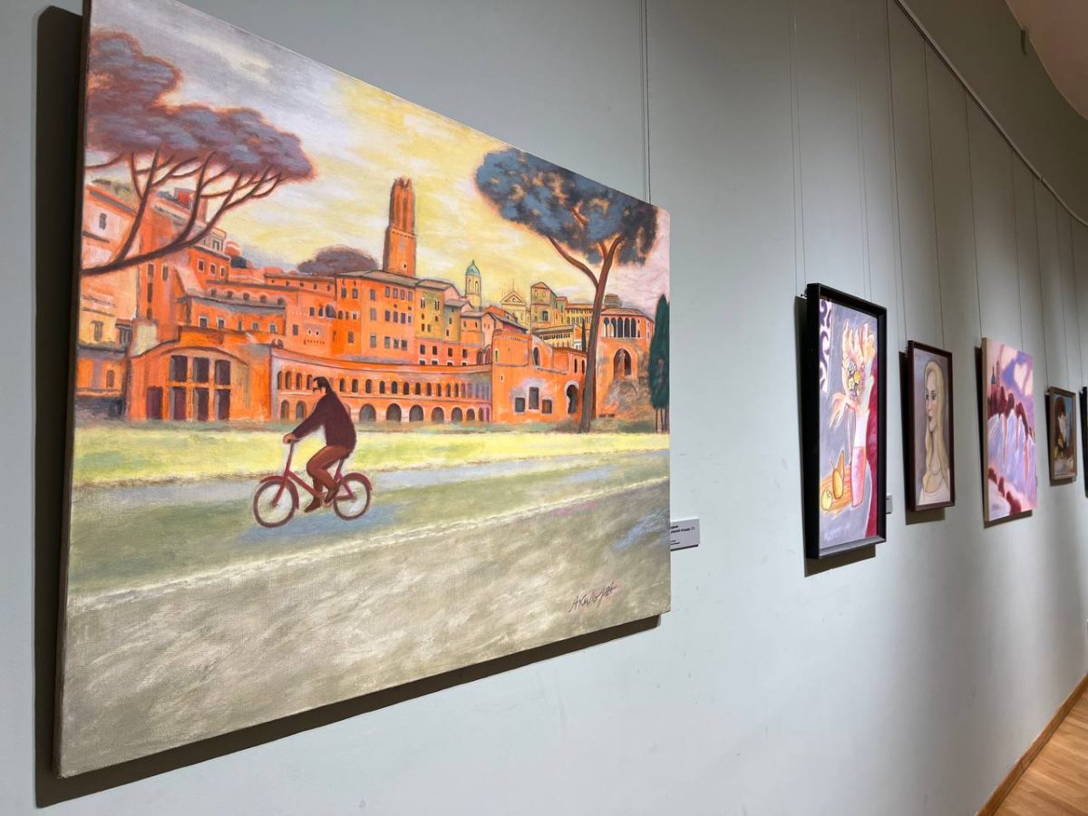 В НГХМ открылась выставка художника Алексея Акилова «Там белая лошадь у ручья»